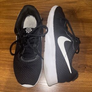 Nike Tanjun Women’s Running Shoes Black White Size 9